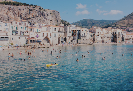 Port sicilian la malul mării